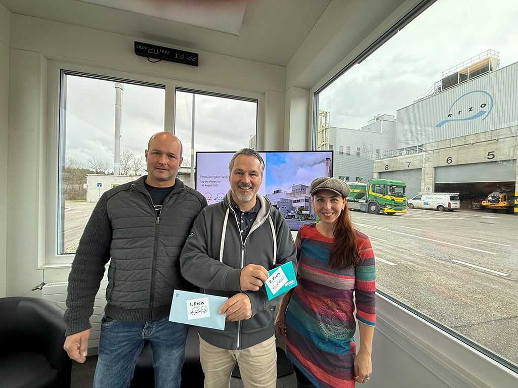 Ein Lächeln im Gesicht hatten gestern zwei der drei Wettbewerbsgewinner, die von erzo-Geschäftsleiter Thomas Peyer die Preise als Gewinner des Wettbewerbspreises vom Tag der offenen Tür überreicht bekamen